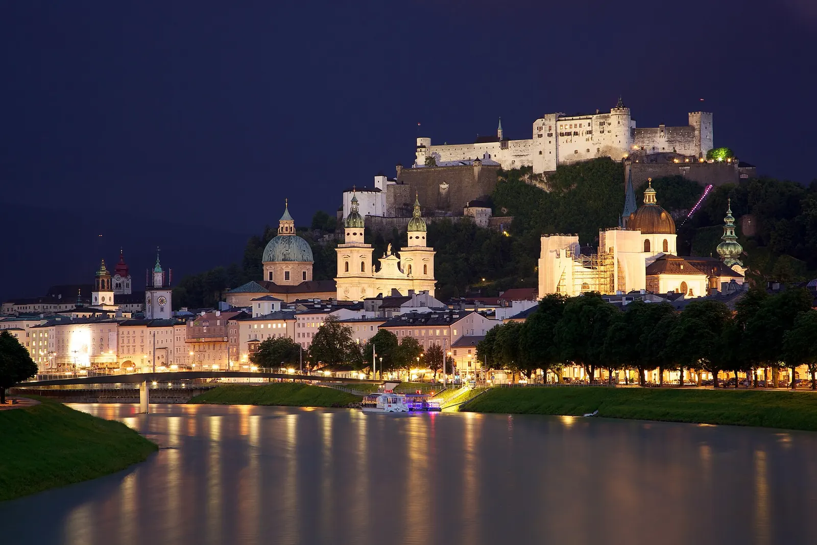 Paar steht im Mirabellgarten in Salzburg, im Hintergrund Dom und Festung Hohensalzburg