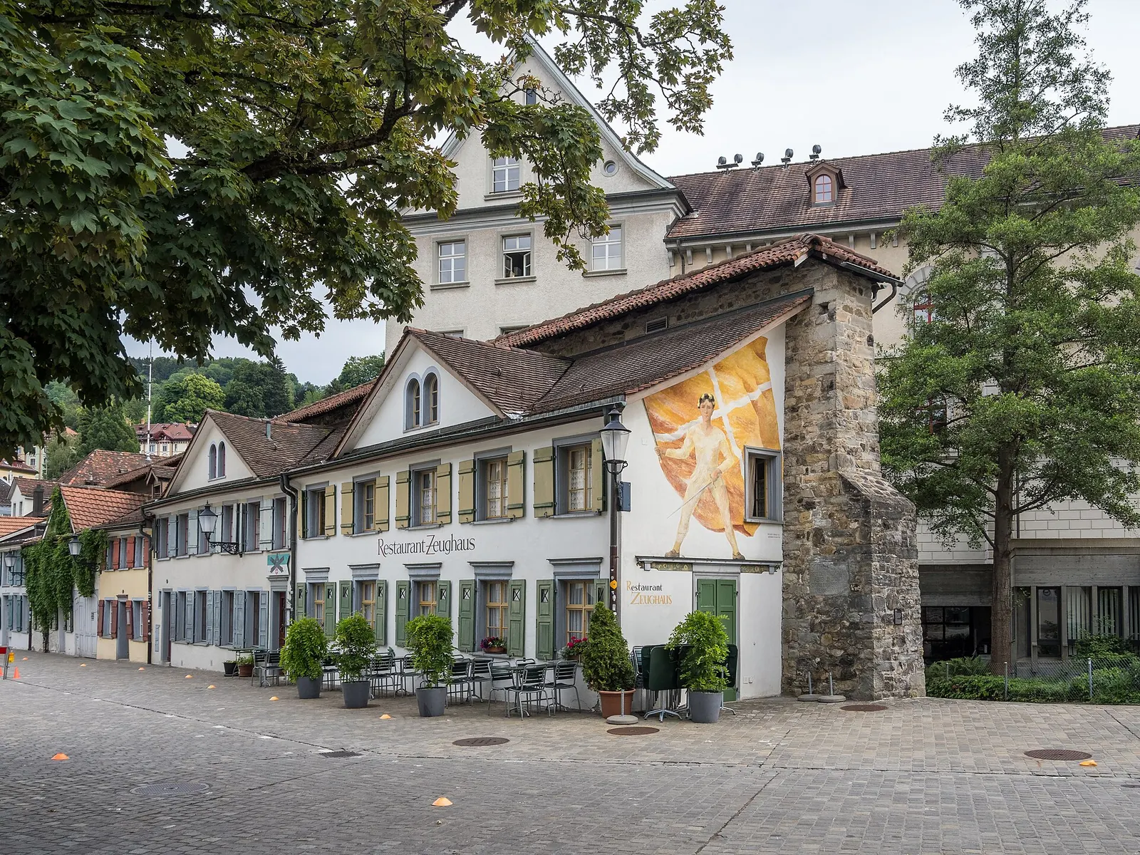 Paar sitzt am Ufer der Drei Weieren über St. Gallen und blickt auf die Stadt und den Bodensee