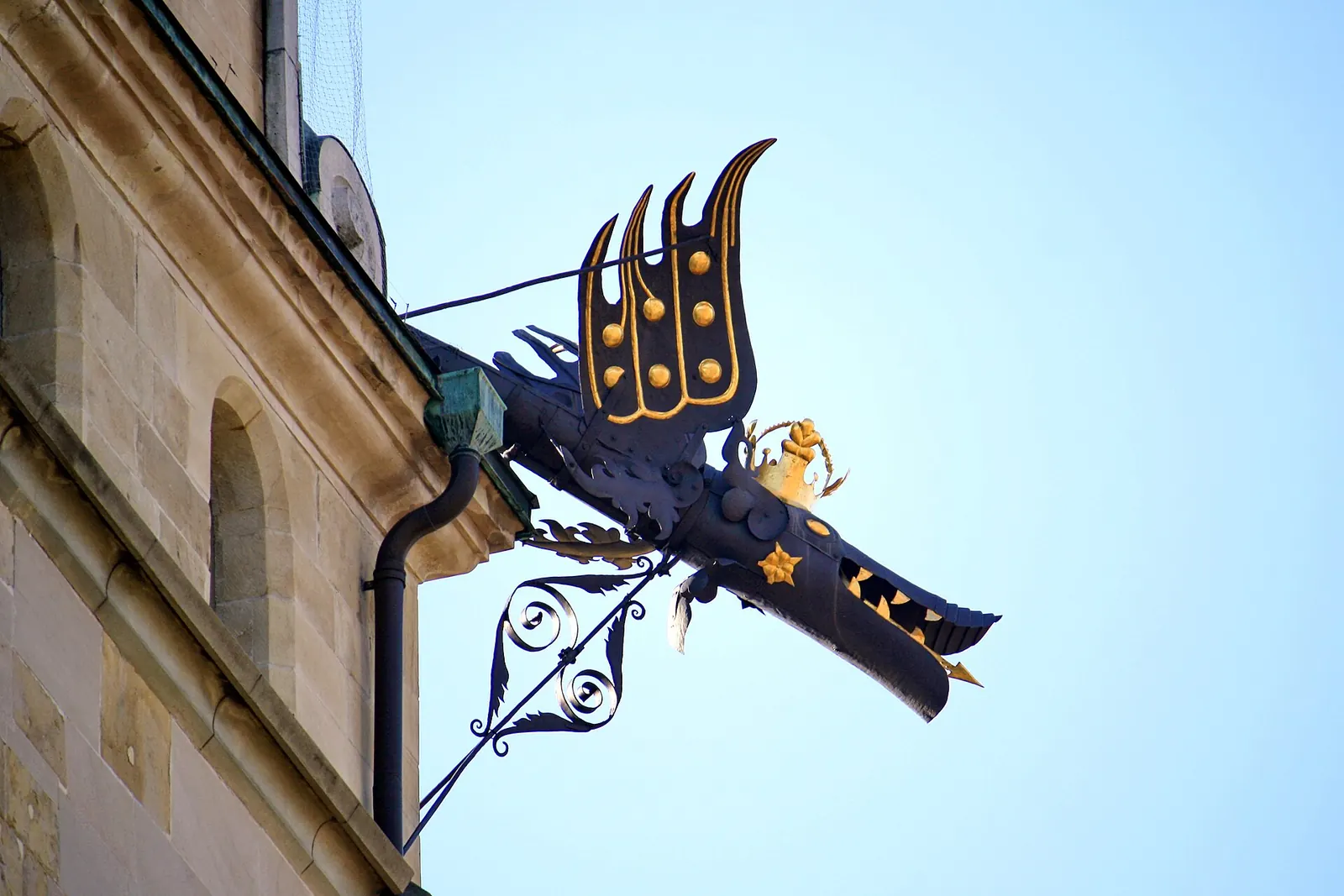 Paar spaziert am Abend durch die Altstadt von Winterthur zwischen historischen Häusern