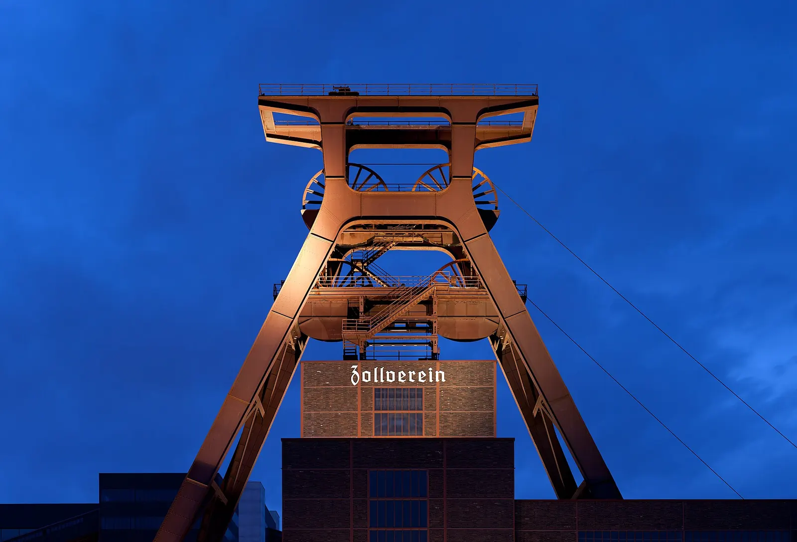 Paar spaziert bei Sonnenuntergang am Ufer des Baldeneysees in Essen, auf dem Wasser Segelboote