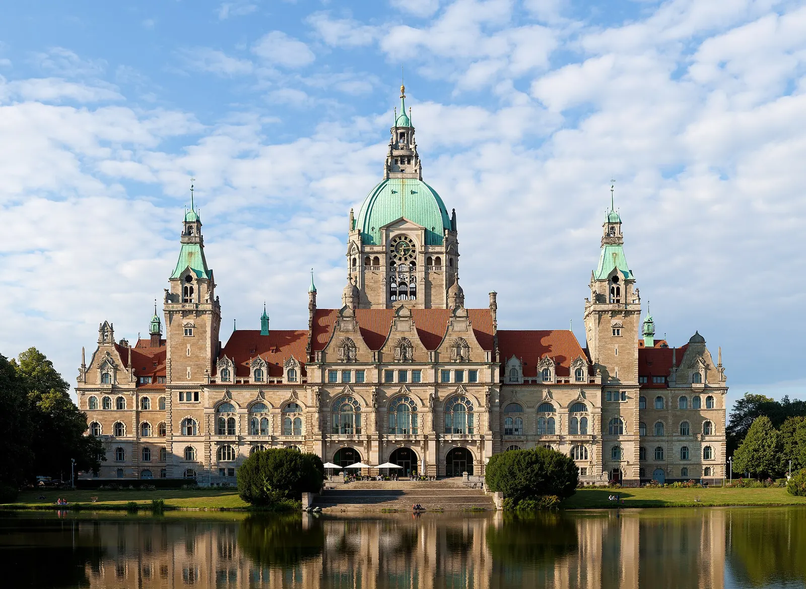 Paar spaziert am Abend am Ufer des Maschsees in Hannover, im Hintergrund die Kuppel des Neuen Rathauses