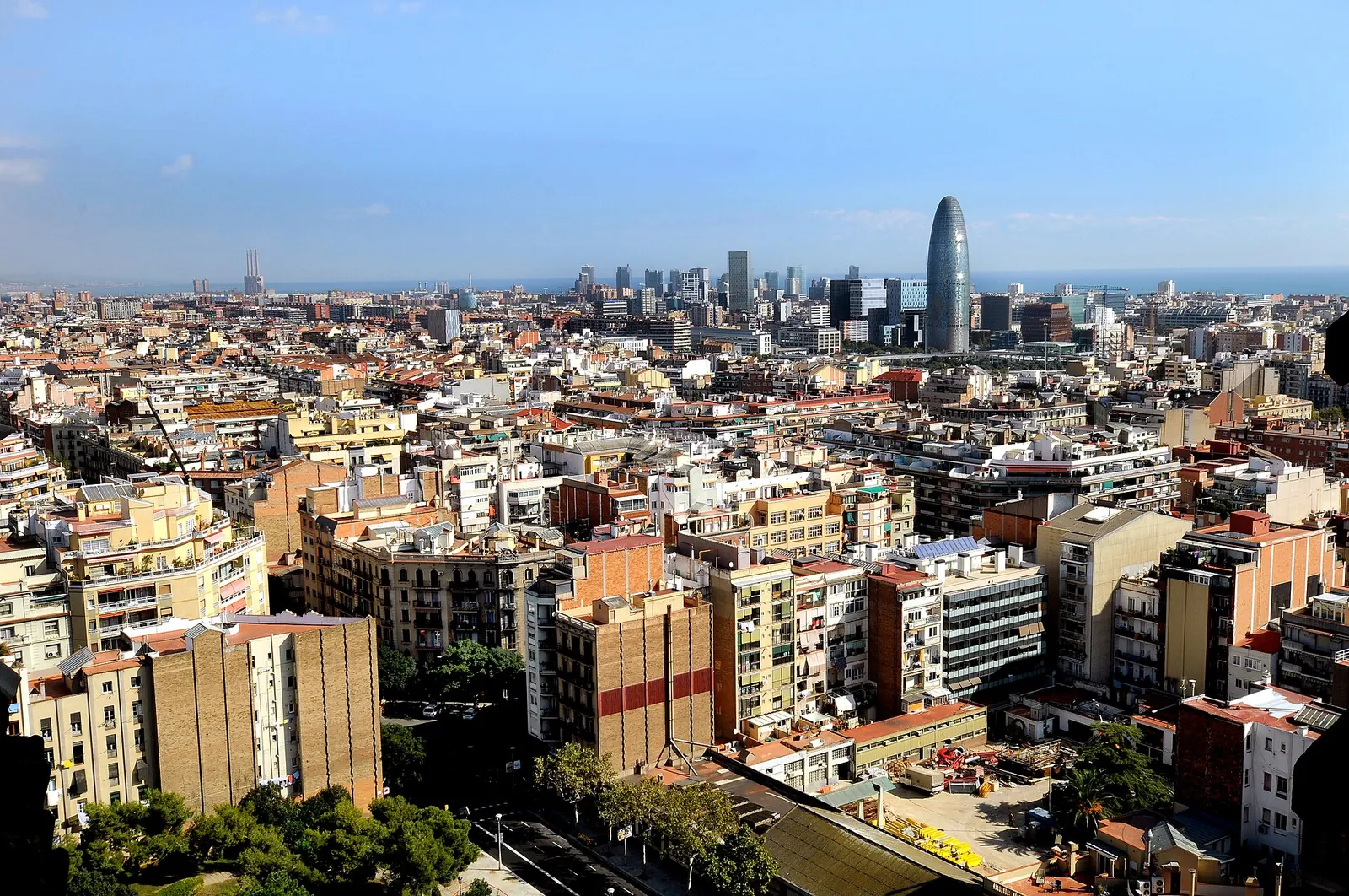 Pareja mirando la ciudad de Barcelona al atardecer desde un mirador