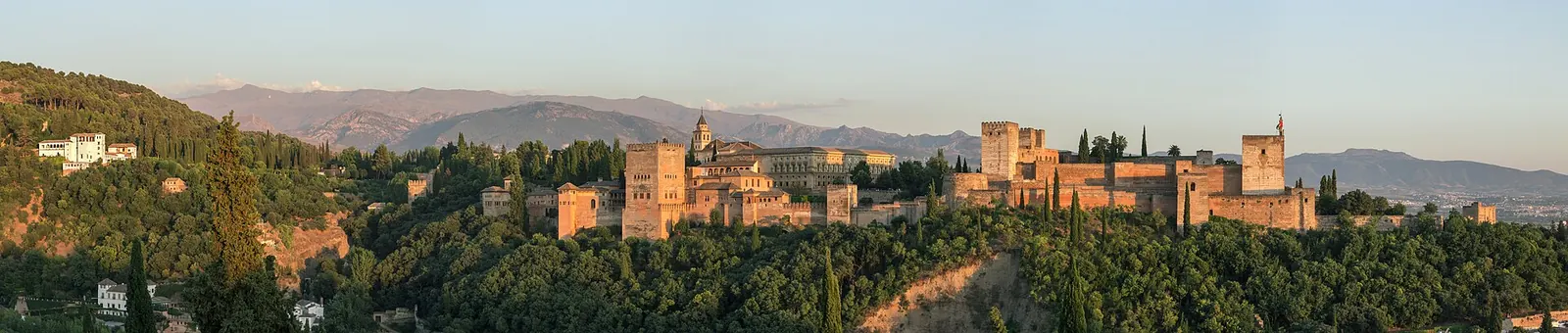Pareja en el mirador de San Nicolás con la Alhambra y Sierra Nevada al fondo