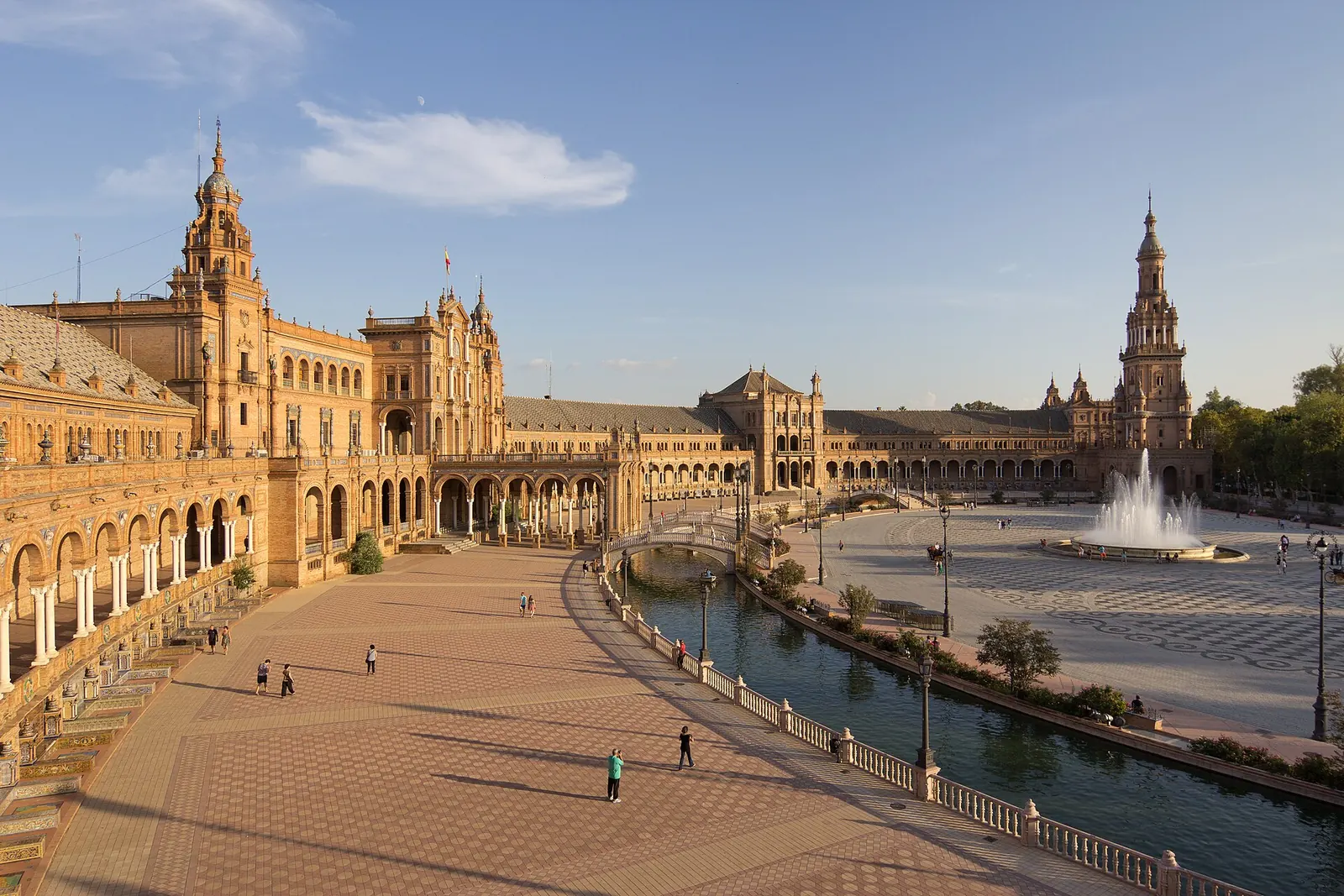 Pareja paseando por la orilla del Guadalquivir con el barrio de Triana al fondo