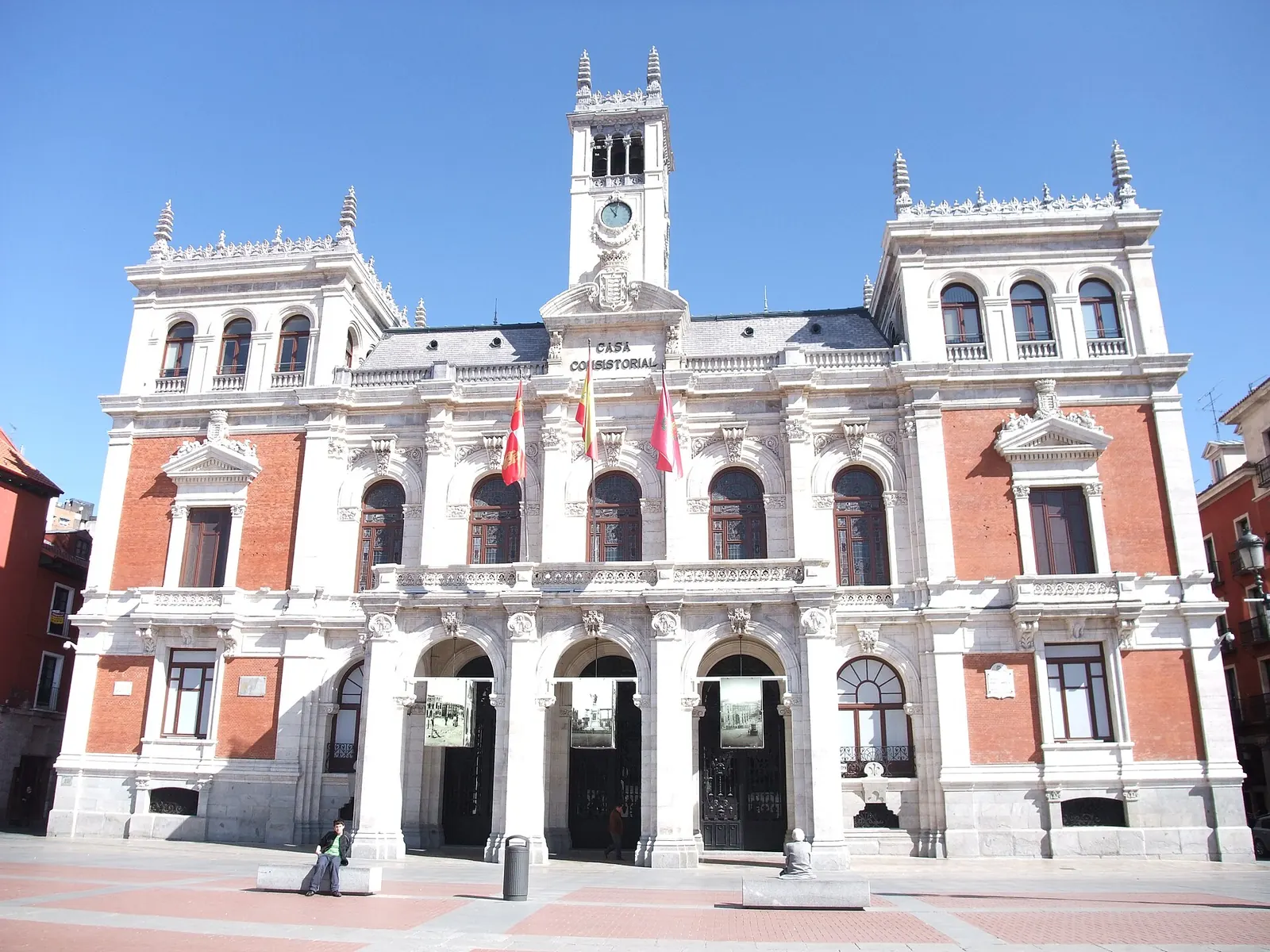 Pareja paseando por la Plaza Mayor de Valladolid al anochecer