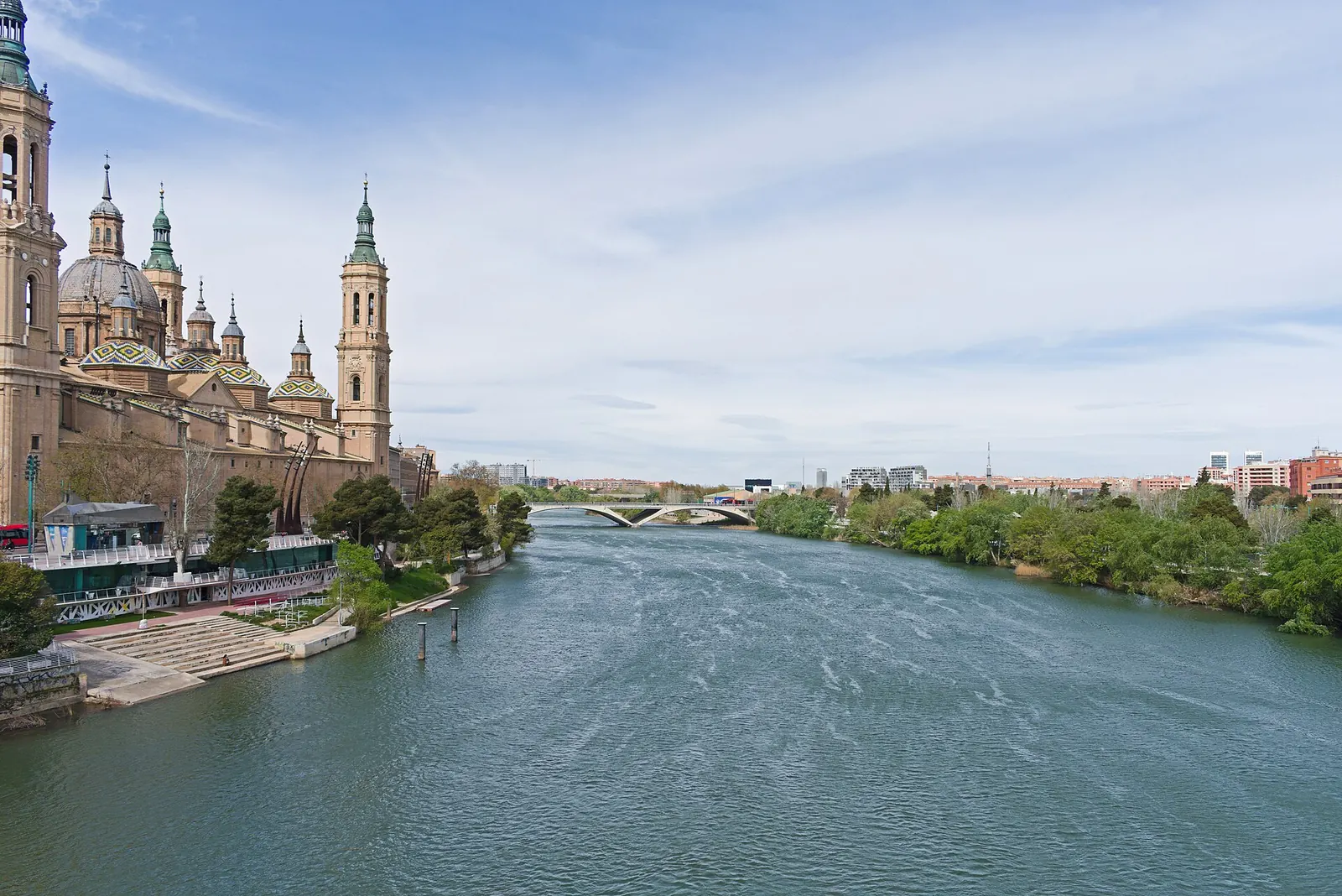 Pareja en el Puente de Piedra de Zaragoza con la basílica del Pilar al fondo