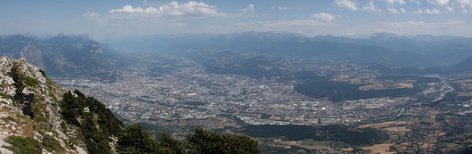 Une cabine sphérique du téléphérique de la Bastille au-dessus de l'Isère, avec Grenoble et les montagnes enneigées en arrière-plan