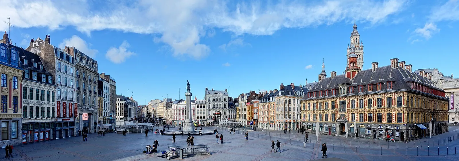 Couple qui feuillette des livres anciens chez les bouquinistes de la cour de la Vieille Bourse de Lille