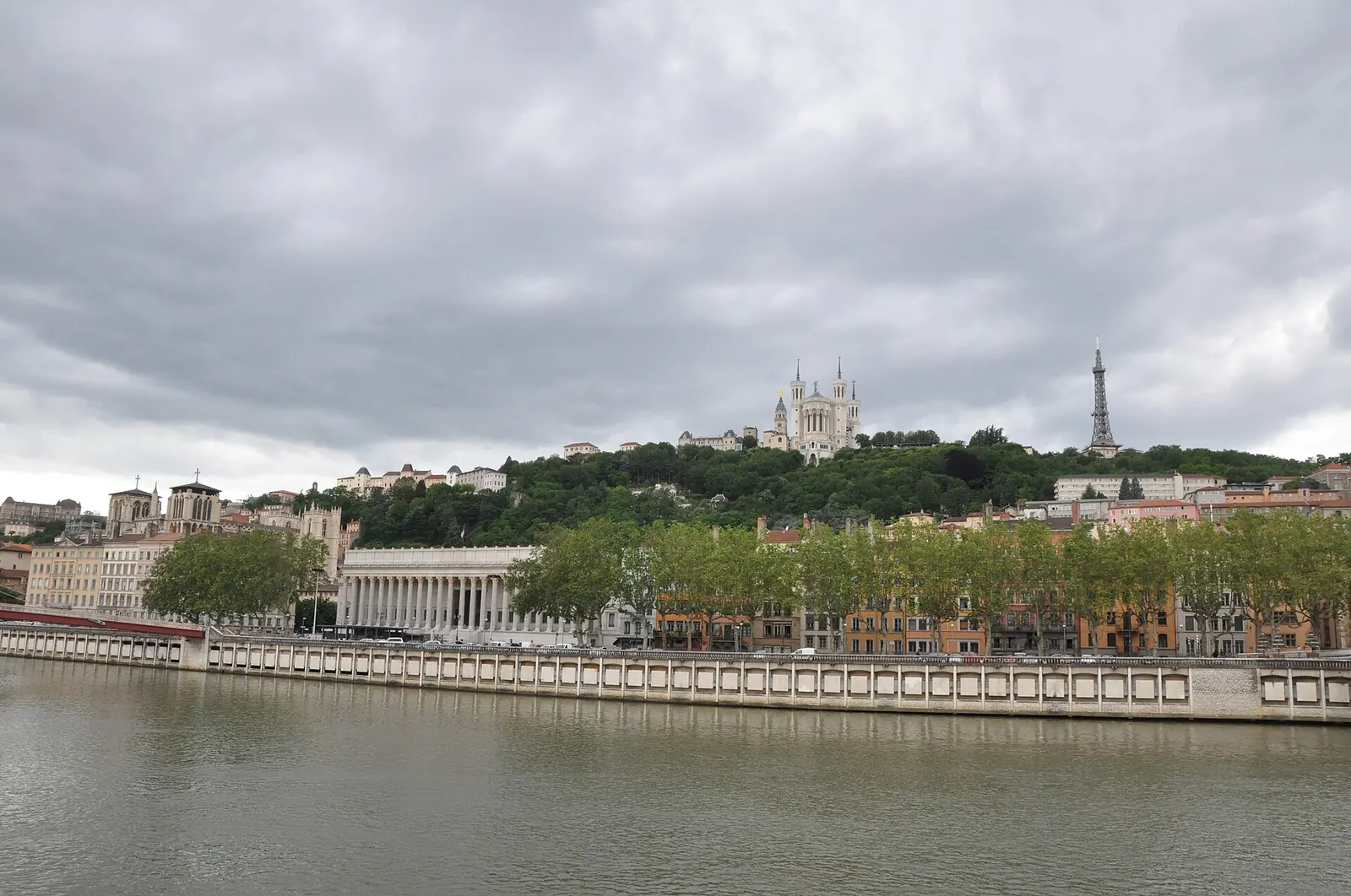 Couple accoudé à la balustrade de l'esplanade de Fourvière, avec les toits de Lyon en contrebas