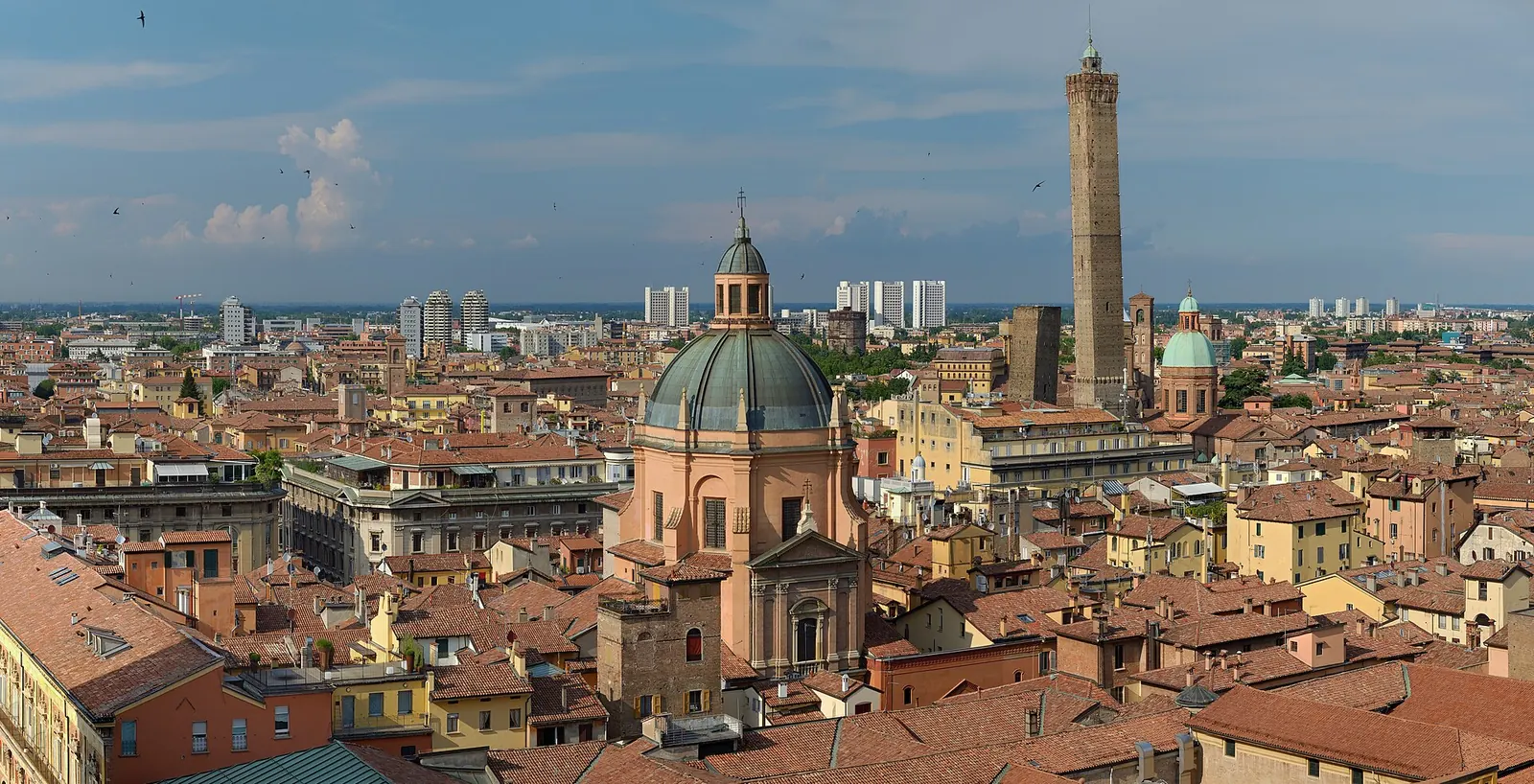 Una coppia cammina sotto il lungo portico che sale al Santuario di San Luca, sui colli di Bologna