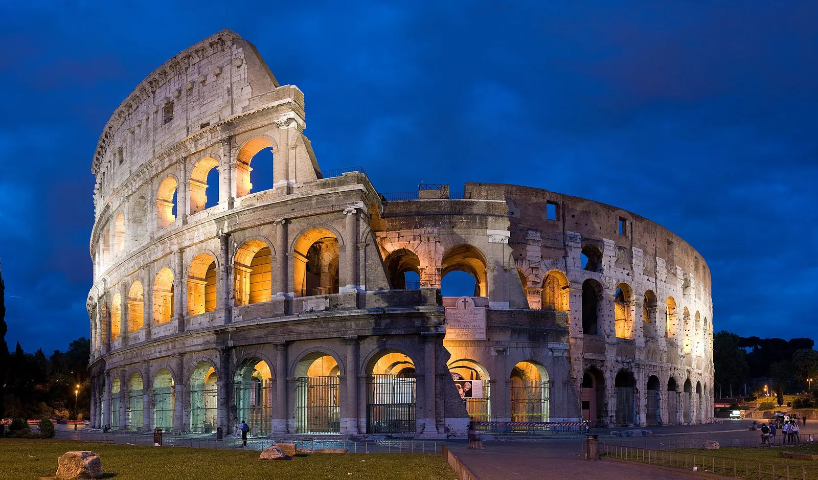 Due persone sulla quarantina guardano il tramonto sui tetti di Roma dalla terrazza del Gianicolo
