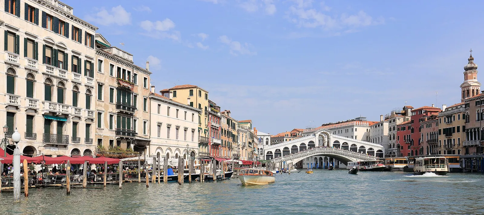Una coppia seduta sulle Zattere a Venezia guarda il tramonto sul canale della Giudecca